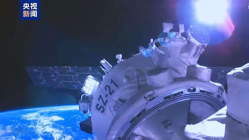 太空救援这事儿，中国直接把标准卷到了天上去。神舟二十号舷窗裂了，换船回家，全程只