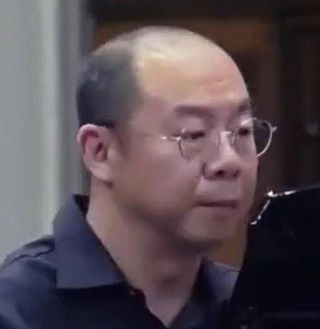 庄飙是庄则栋与鲍蕙荞的儿子。少年音乐天才，考上中央音乐学院附中。入学一周被劝退，