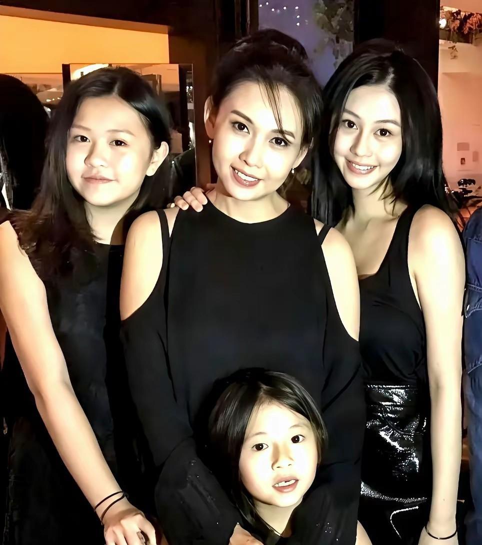“性感女神”邱淑贞生了三个漂亮的女儿，都遗传了妈妈的高颜值。大女儿沈月今年已经