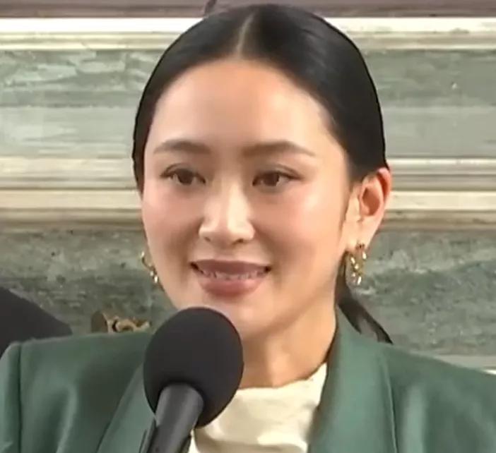 看了佩通坦被停职后的首次采访才知道。原来她一点都不慌张。很多人以为她会痛哭流