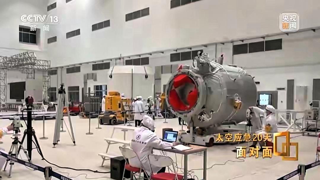 神20返回舱玻璃裂纹是个三角形这个看似不起眼的三角形痕迹，在2025年11