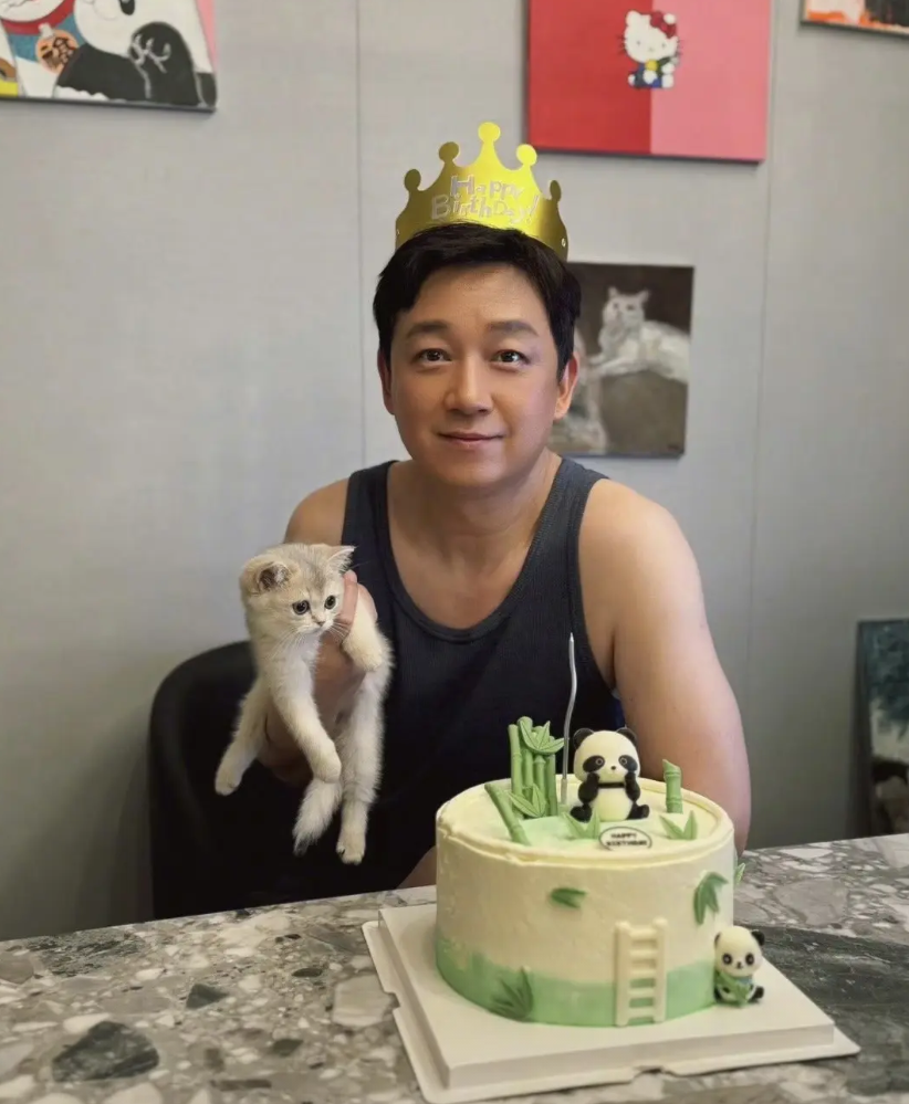 潘粤明和董洁的儿子顶顶，真是很好的遗传了两人的颜值。顶顶今年16岁，已经长得比妈