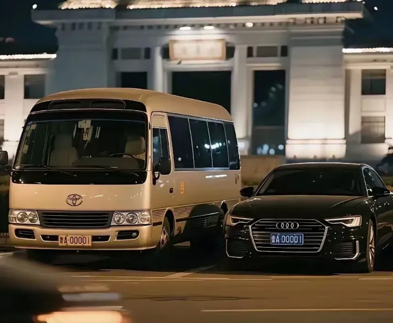 看新闻，国家鼓励政府单位买国产车，特别是新能源车！像图中这两部车，应该是省政府的