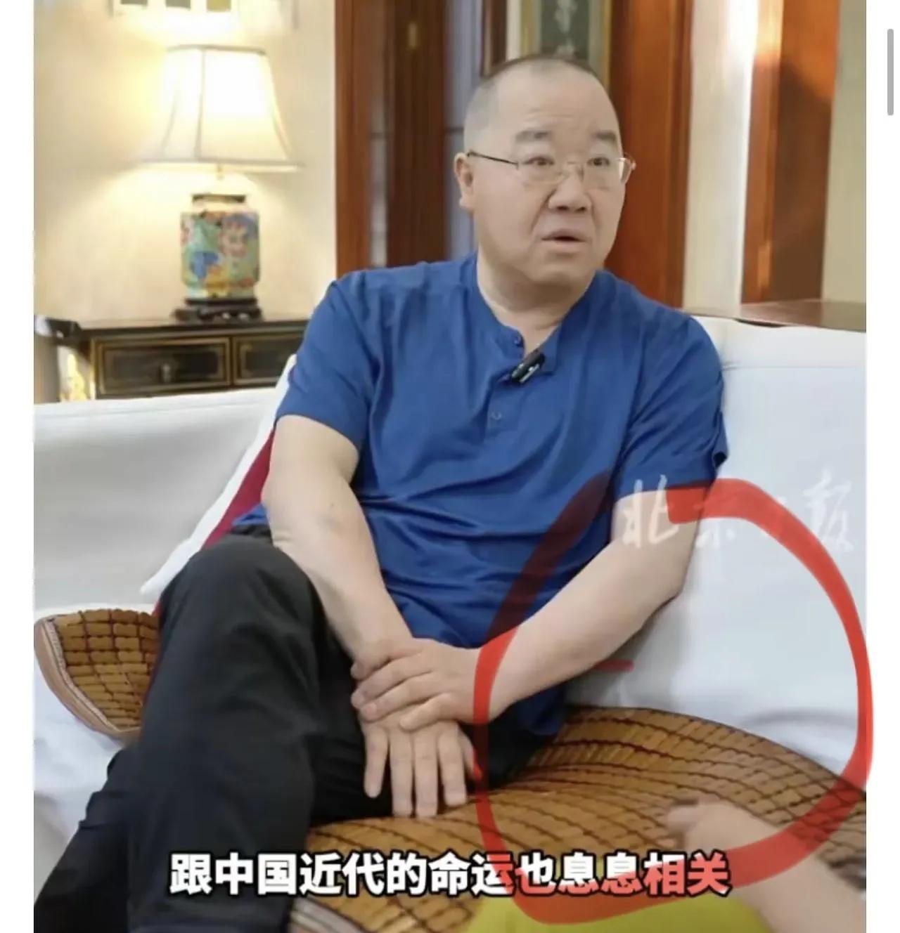 不得不说，英达对家里的沙发真的很爱护的，坐的时候还垫了一张十几块钱的席子坐垫。很