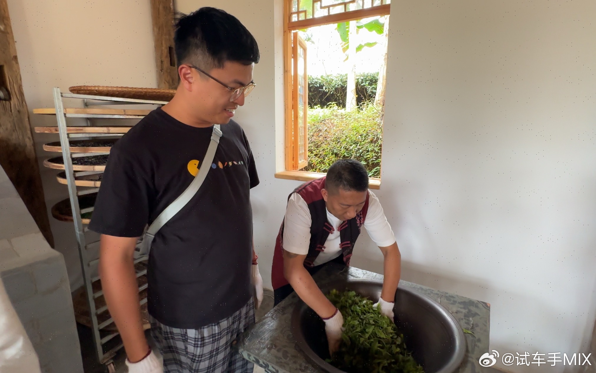 我来普洱次数不少但学习炒茶叶确实是第一次亲手炒过的茶叶特别香，至今仍然喉咙回甘【