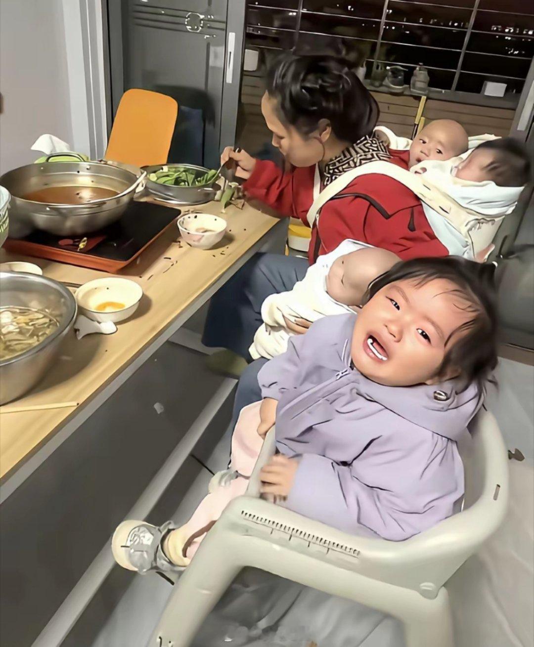 宝妈带娃真的不容易！一个三胞胎就够厉害了，还带一个大的。