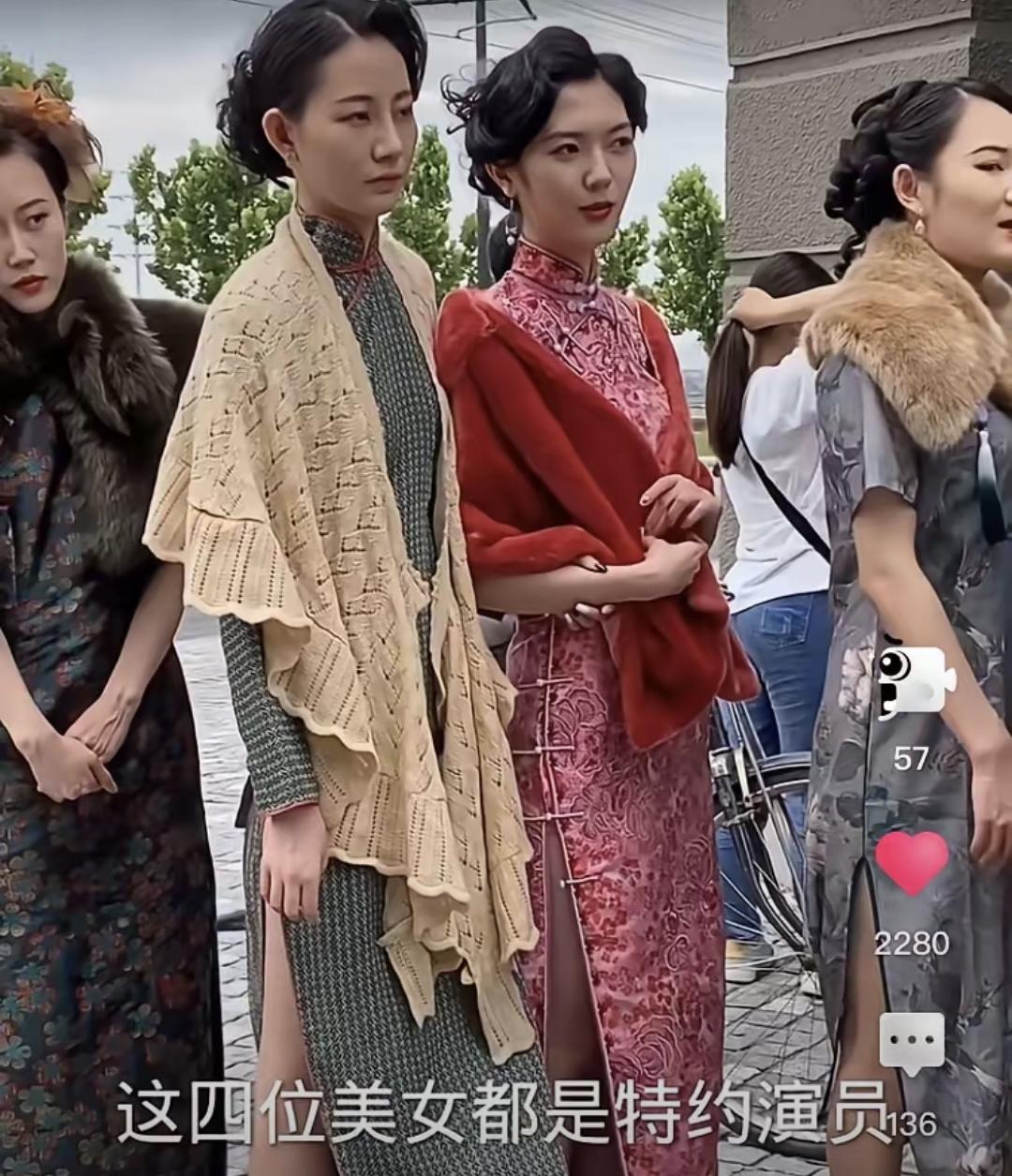 最近认识了四个在横店当特约演员的女孩。她们每天穿着古装拍戏，演三姨太四姨太这些配