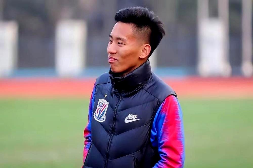 25岁失业，16岁上位。他把试训合同撕得粉碎，电话那头是冰冷的通知。周俊辰