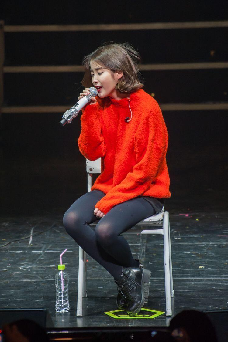 IU穿的黑丝膝盖的位置怎么这么透