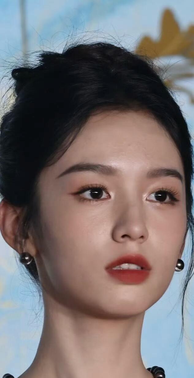周也这生图也太能打了吧！完全没修的图里，她状态好到爆！尤其是那骨相，脸型轮廓超