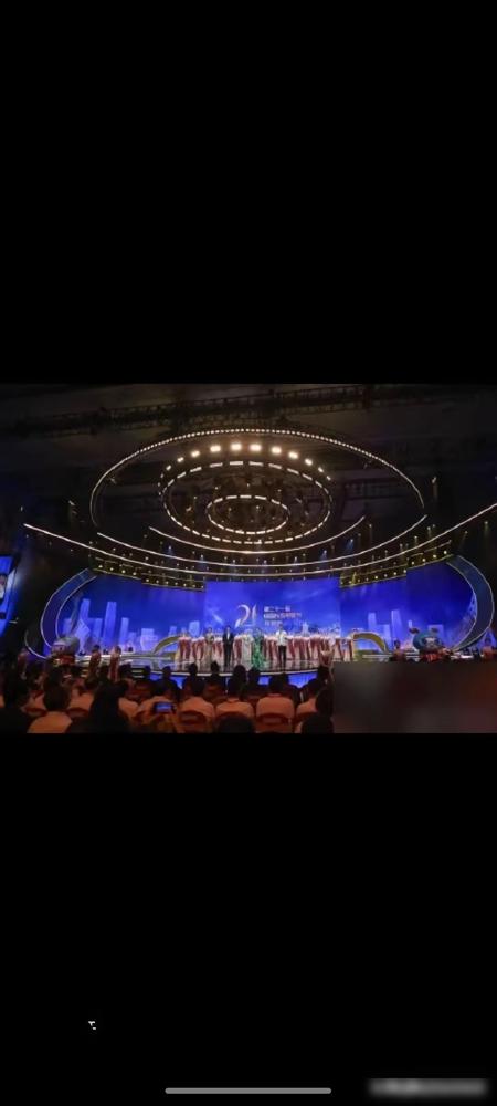 红毯没了，直播停了，明星一个没来。长春电影节闭幕式，临时全撤。原定8月28