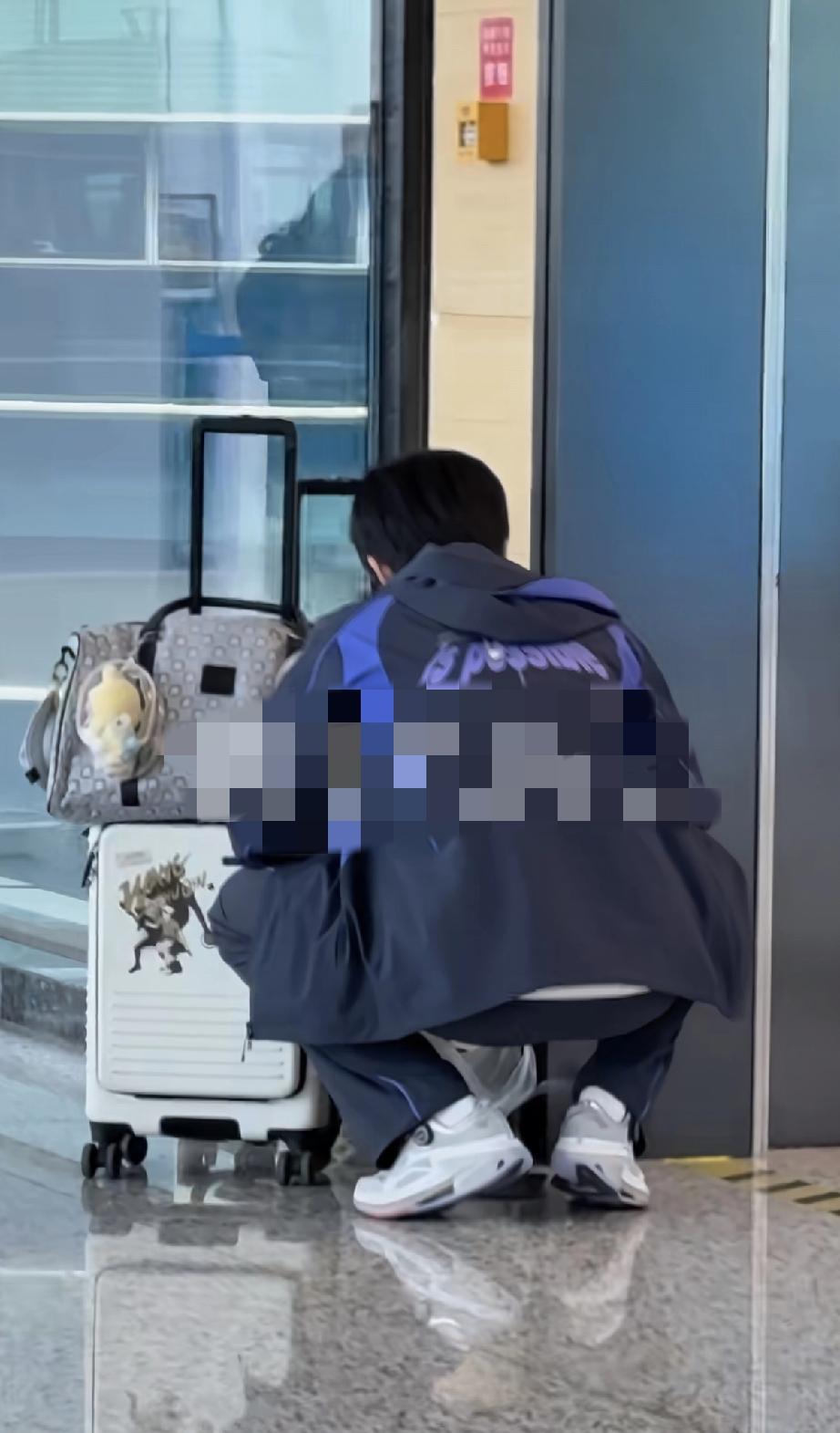 王楚钦世界杯夺冠后，有网友曝光了他来澳门时在机场的视频，他好低调，一个人偷偷蹲在