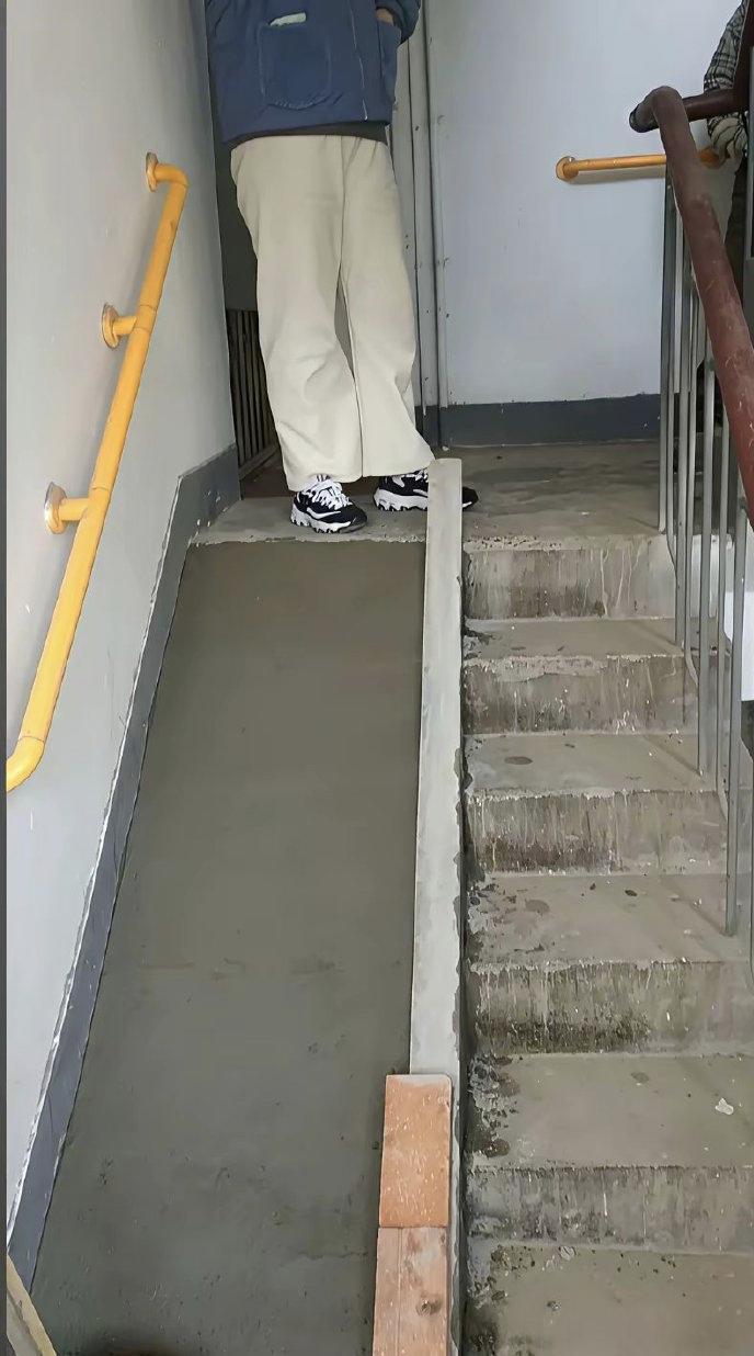 这坡度，是认真的吗？😯今天路过楼道看到这一幕，我整个人都凌乱了。师傅说这