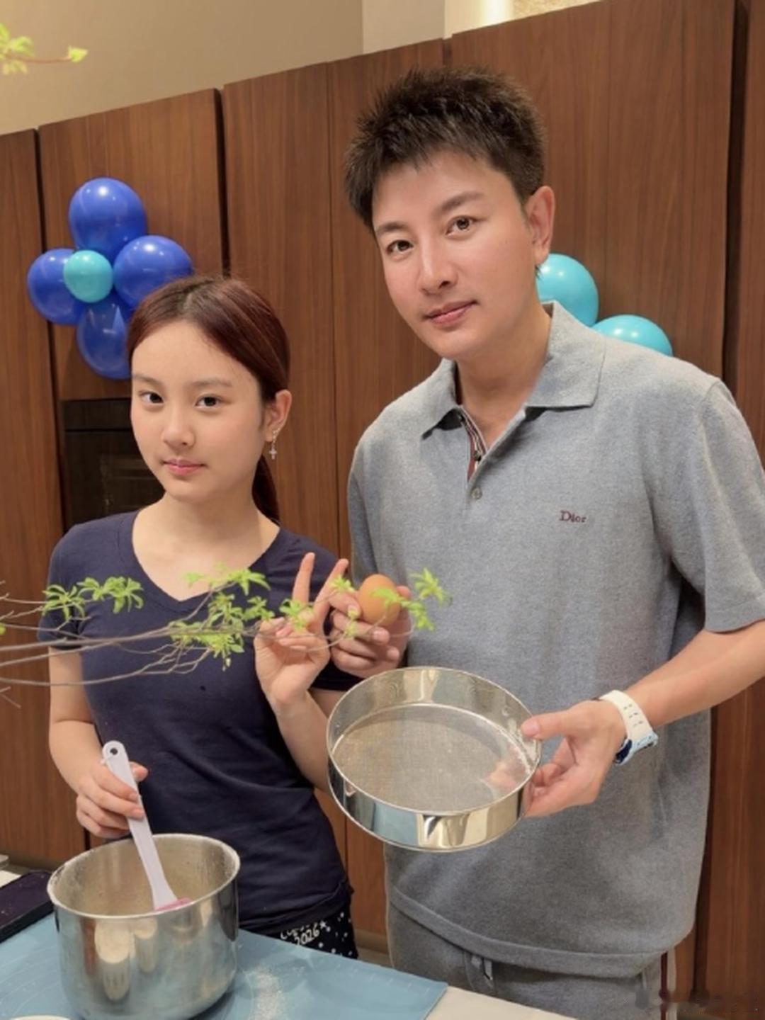 甜馨和贾乃亮在饭馆吃饭，不得不说甜馨和爸爸长得真像
