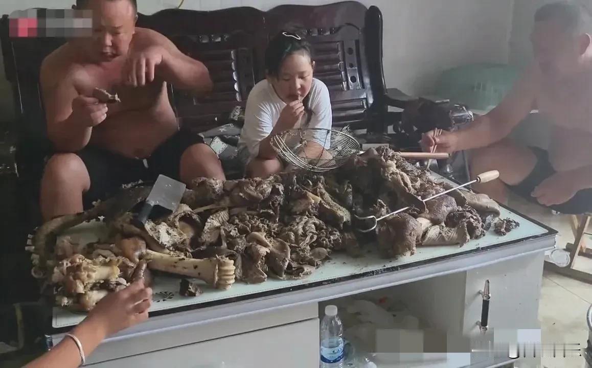 有其父必有其女[大笑]东北人的豪迈之举一般人学不来简单又直接，从不拖泥带