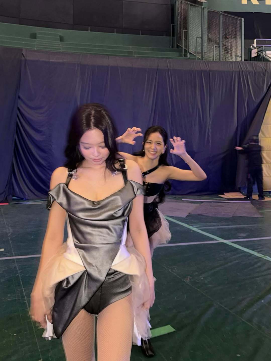 260123Jennie更新IG（2）🥵“黒とピンクで染まった夜一緒に作