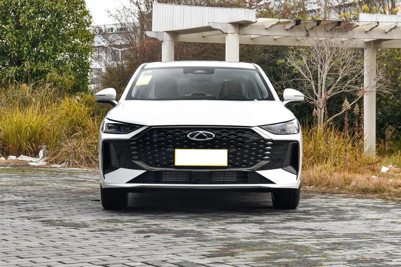 都说多生孩子好打架，但在我看来，奇瑞艾瑞泽8PRO的定位就有点尴尬，指导价比艾