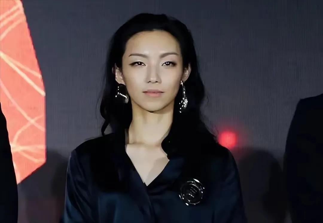 那尔那茜的瓜吃都吃不完！这不又有网友扒出来她曾经在母校上戏当过老师。这里的猫腻就