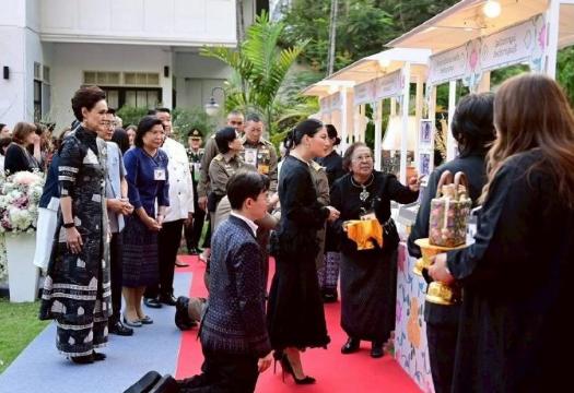 泰国公主出行，跪迎？泰国王室成员的地位真高。镇宅的感情生活颇为不顺利，至今还没