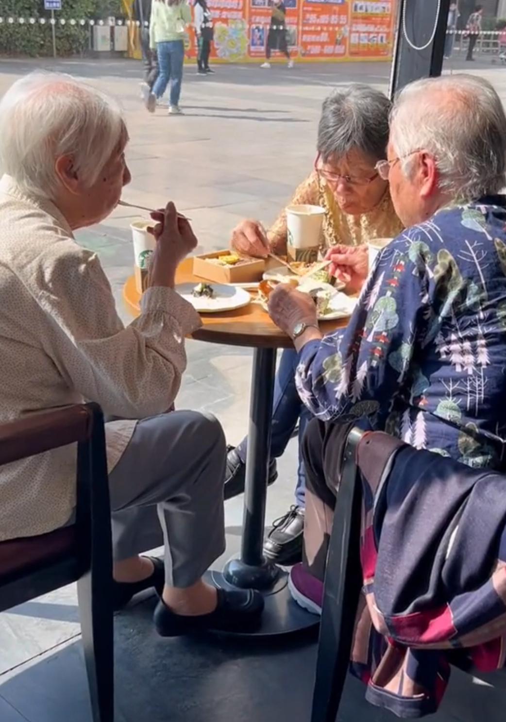 晚年三次搭伙都散了，我才明白，找老伴不是越年轻越好，满足这3点才最靠谱！我今年