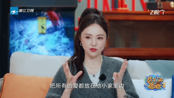 仿佛看到了董璇带小酒窝的样子一个被爱着长大的孩子，长大后也会用同样的方式去爱别