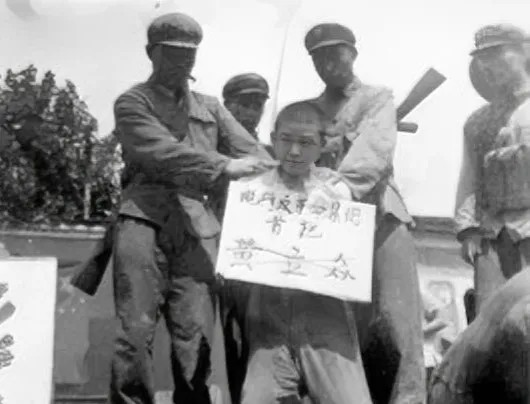 1956年秋天，20岁的黄立众考取北京大学哲学系，离开生他养他的故乡，但四年后，