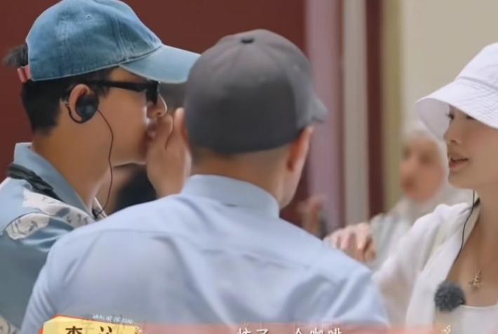 张晚意提醒李沁脸上都出汗了，李沁赶紧借纸巾擦汗，张晚意：“这都出汗了，像是吃鸡腿