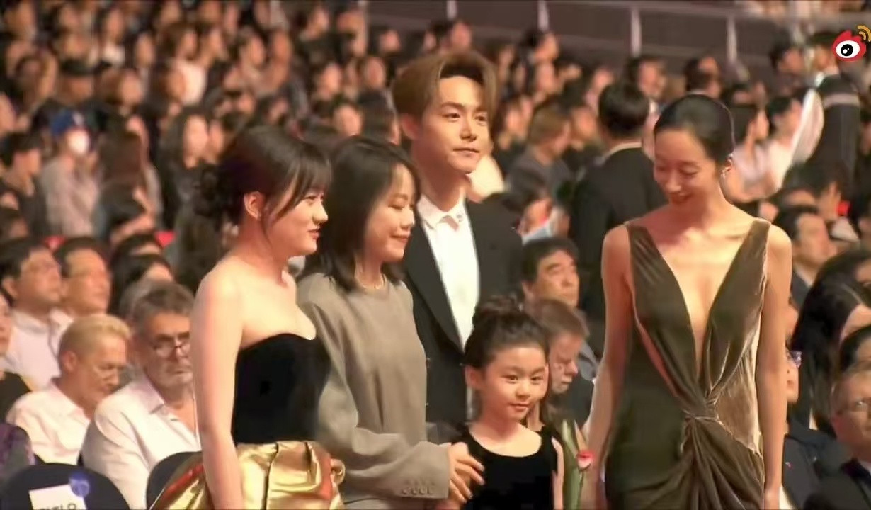 以后长成马天宇这样才允许说状态好天呐！马天宇这次红毯直接封神！黄灰滤镜下依然帅
