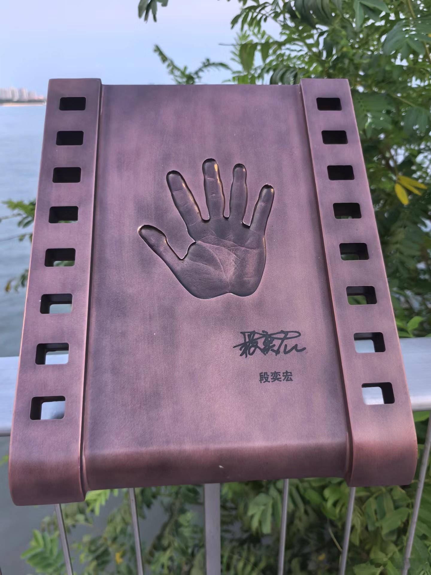 对不起，黄晓明，不该笑你。。但段奕宏的手是真好看😂
