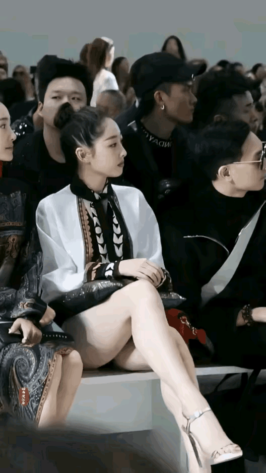 @豆包说：图中这位靓丽女子是蒋梦婕，她因演《红楼梦》里的林黛玉被大家熟知，蒋梦