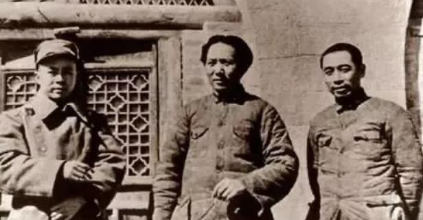 1947年6月，毛主席和任弼时因转移方向发生激烈争吵，两边各不退让，周恩来站出来