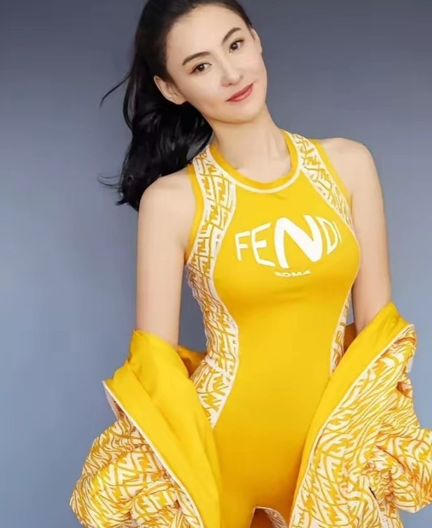 天啊，之前只知道张柏芝是谢霆锋的前妻，如今才发现她已经45岁，还是三个孩子的妈妈