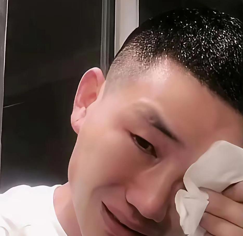 “嘎子”谢孟伟这回可真是把人看呆了。穿着一身酷似旧日本军服的“汉奸”戏服，就这
