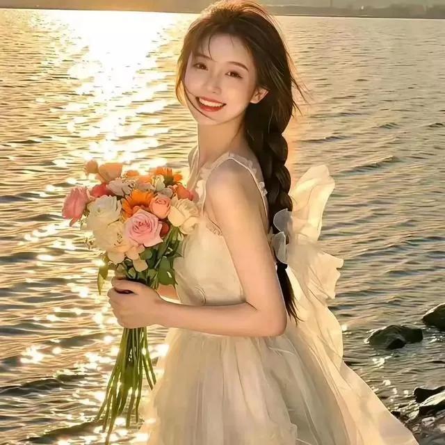 夕阳下的浪漫时刻，手捧鲜花，心怀美好日落夕阳美景夕阳风景照余晖治愈系风景夕