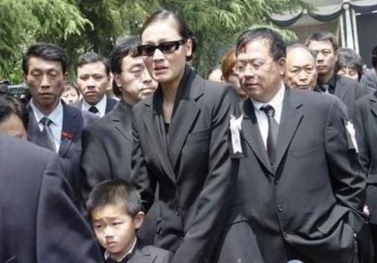 2005年，59岁的画家陈逸飞突然离世，30岁的娇妻宋美英在查看陈逸飞留下的保单