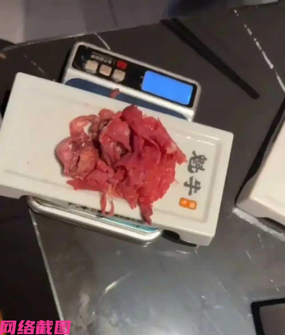 黑龙江哈尔滨有男子去吃自助火锅，只是男子最后剩下几盘肉没有吃完，最后离开时要结算