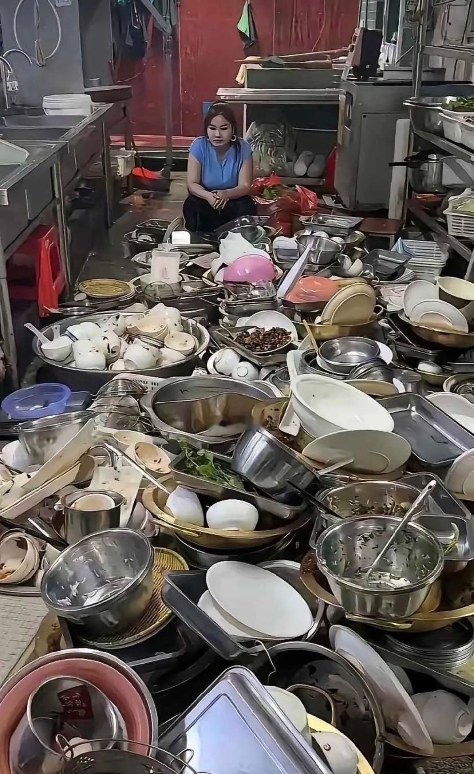 这就是香港一个月2万的洗碗工，这样的工作你能坚持多久？看到这样的场景，我说实话这