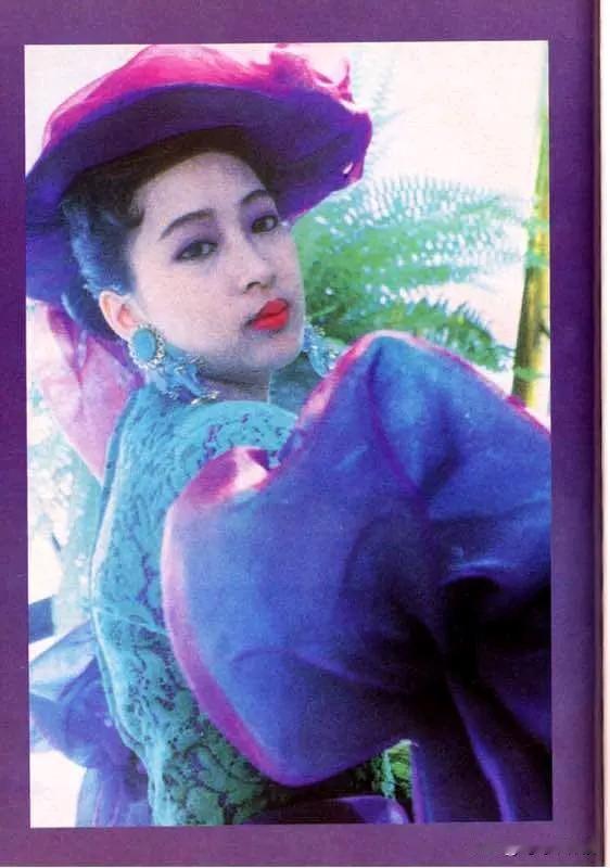 🎆一帧紫调画报，锁住黎美娴的港风氛围感！💜紫帽子配蓝裙子，颜色撞得明明白