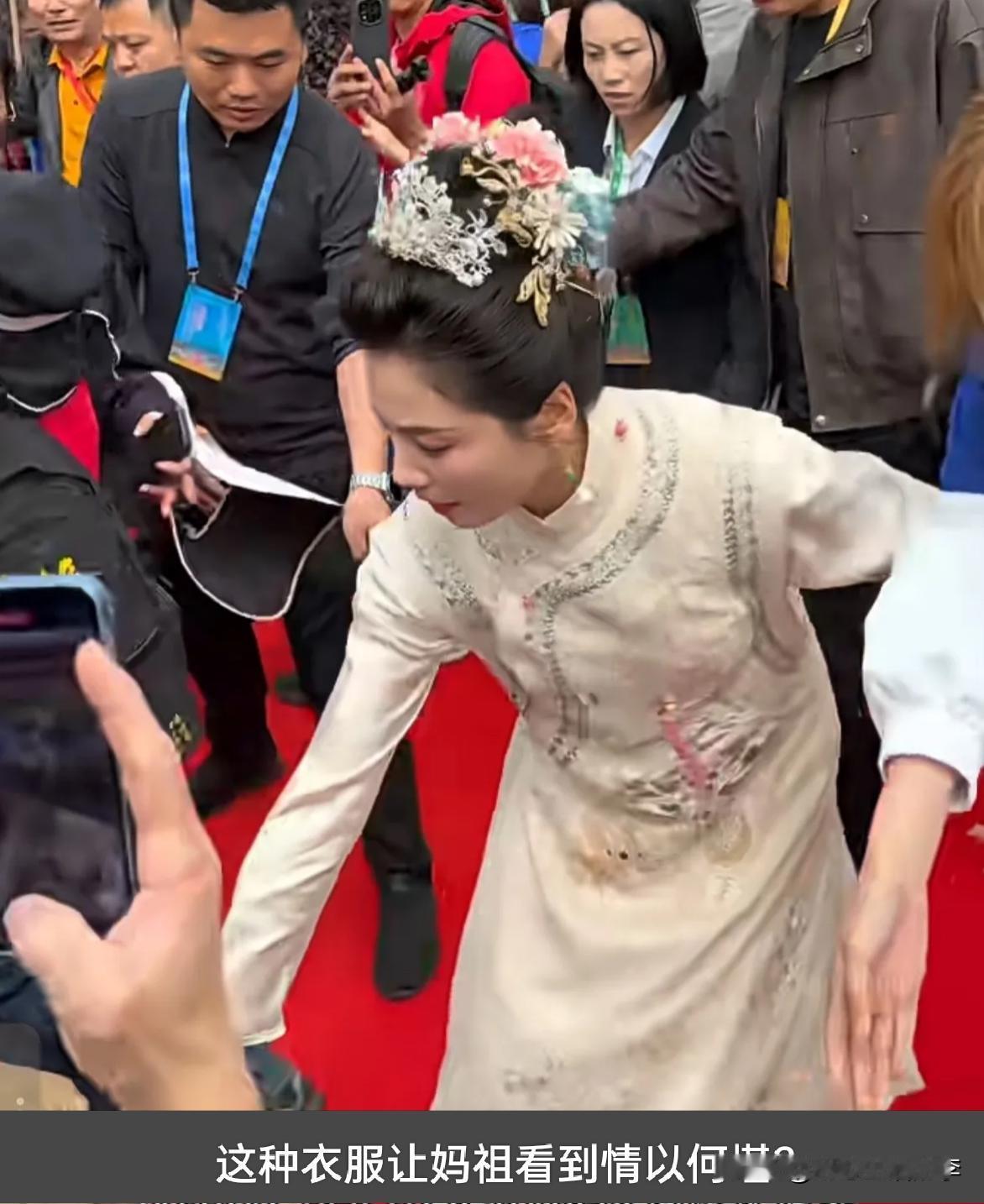 没人觉得衣服不对吗？身着鞑衣胡服参加妈祖诞辰庆典，这是对妈祖的大不敬啊！