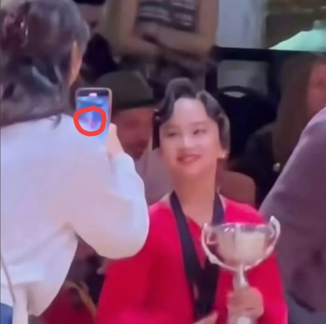 咱今天可算是搞明白为啥小花跳舞能拿冠军啦！以前啊，好多人都瞎猜，有人觉得是沾了孙