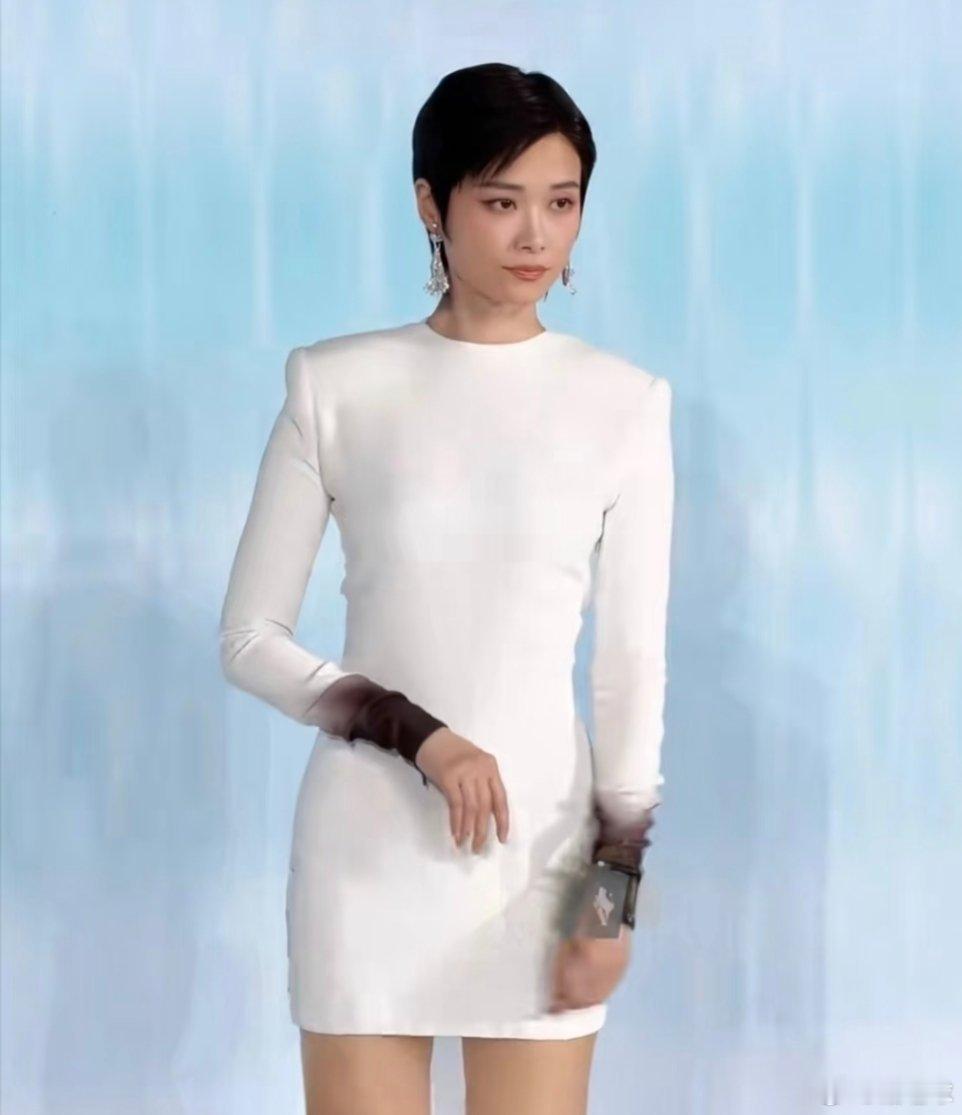 李宇春这个裙子，你觉得哪个更好看[？？？]​​​