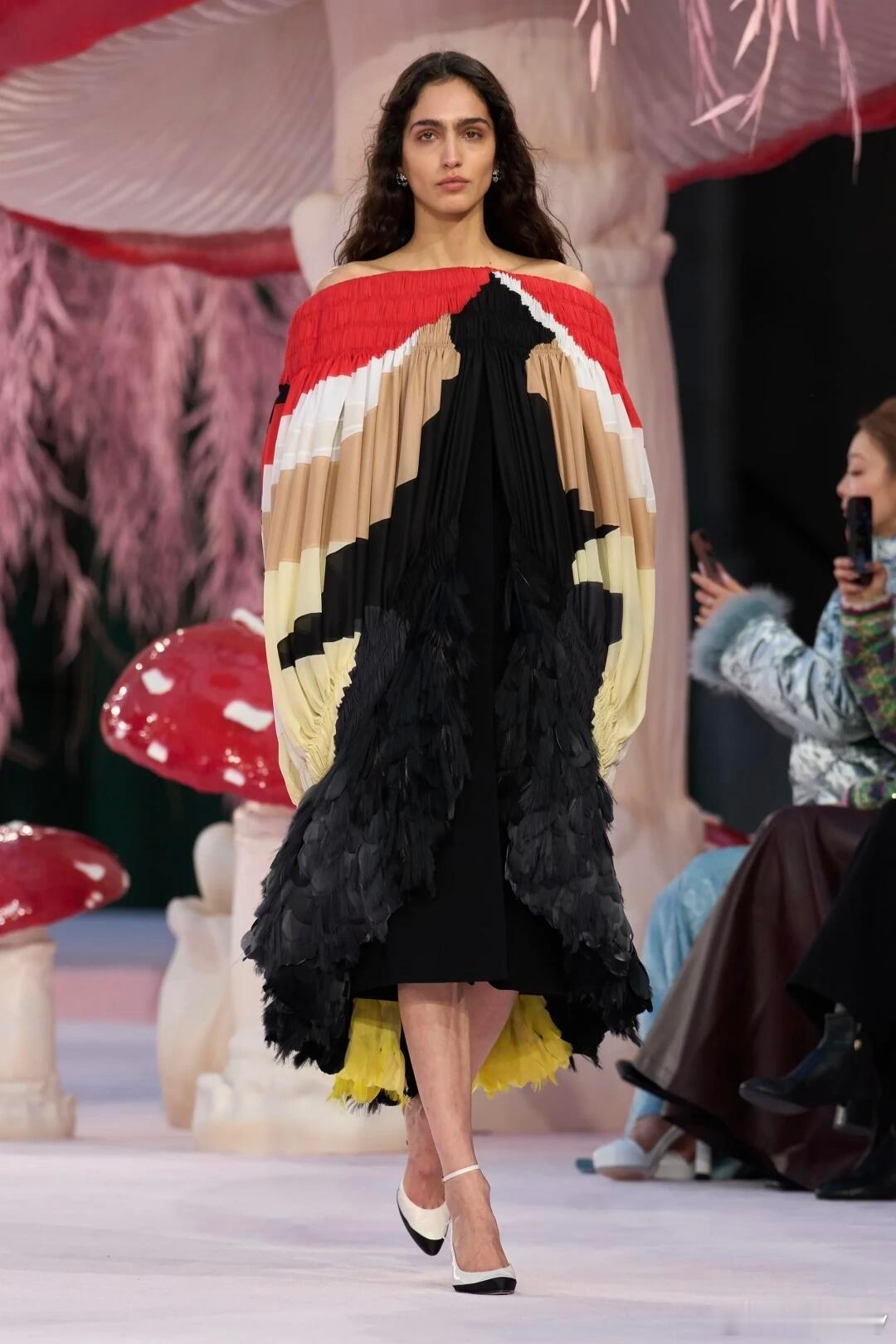 巴黎高定时装周Chanel2026春夏高定系列大秀繁复装饰，仅以柔和的淡调与