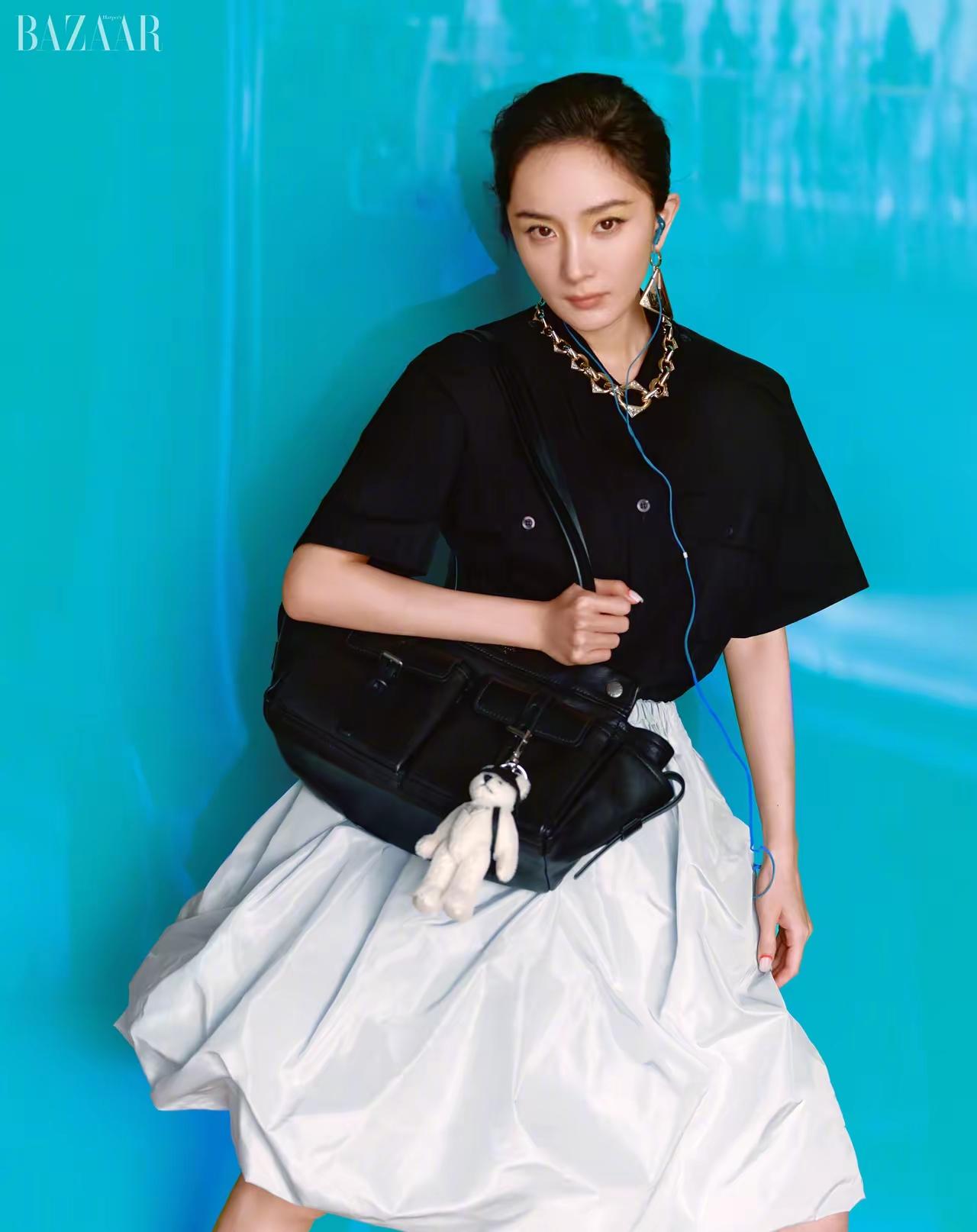 《时尚芭莎》封面——穿Prada的幂[比心]，如此惊艳…等一下，怎