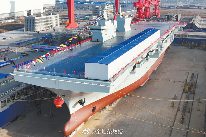 【海军四川舰开展首次航行试验】14日9时许，我国076两栖攻击舰首舰四川舰从上海