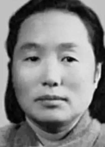 1937年，地主王学文发现一20岁女兵躺在家门口，见四下无人，他一下将女兵扛到了