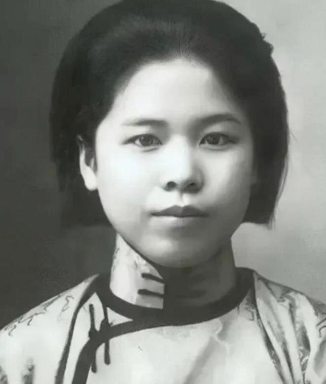 1947年的一天，绝食已久的杨虎城妻子遭到特务的残酷折磨，他们脱下她的裤子后用针