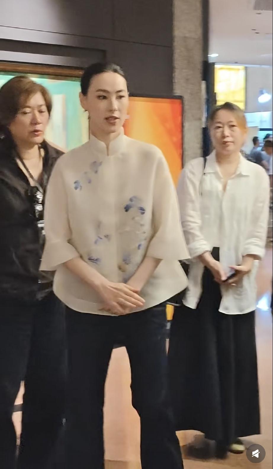 6月20日，梁洛施在上海宣传新电影，从背影看身板好小，瘦得让人心疼，没有男友陪伴
