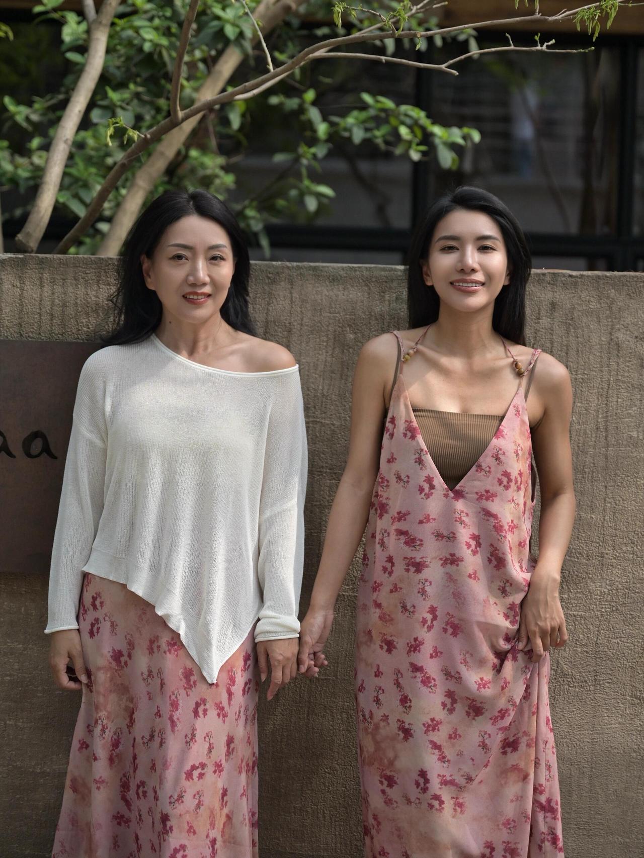 出门又被认成姐妹了为啥感觉妈妈越来越年轻了而且皮肤比我这个28岁的闺女也好