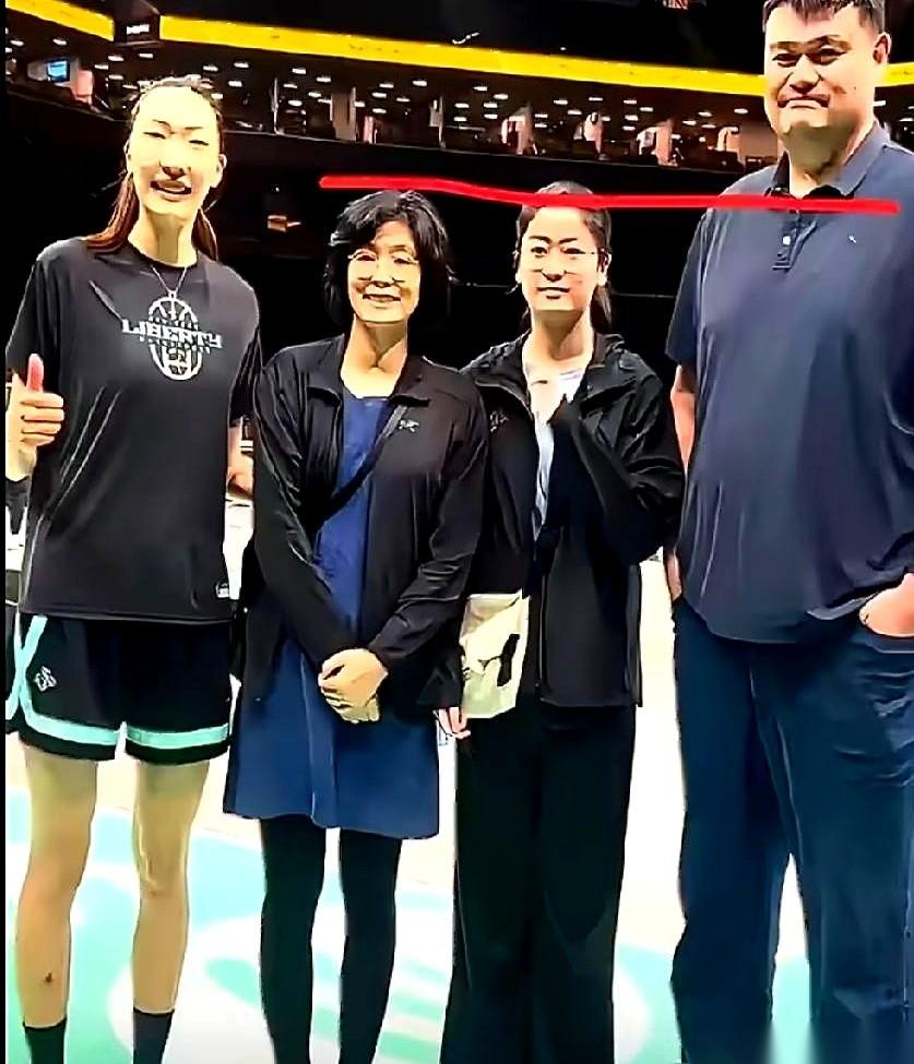 前中国男篮的两根顶梁柱，在带娃这件事上，硬是走出了两条死磕到底的反方向。先看姚