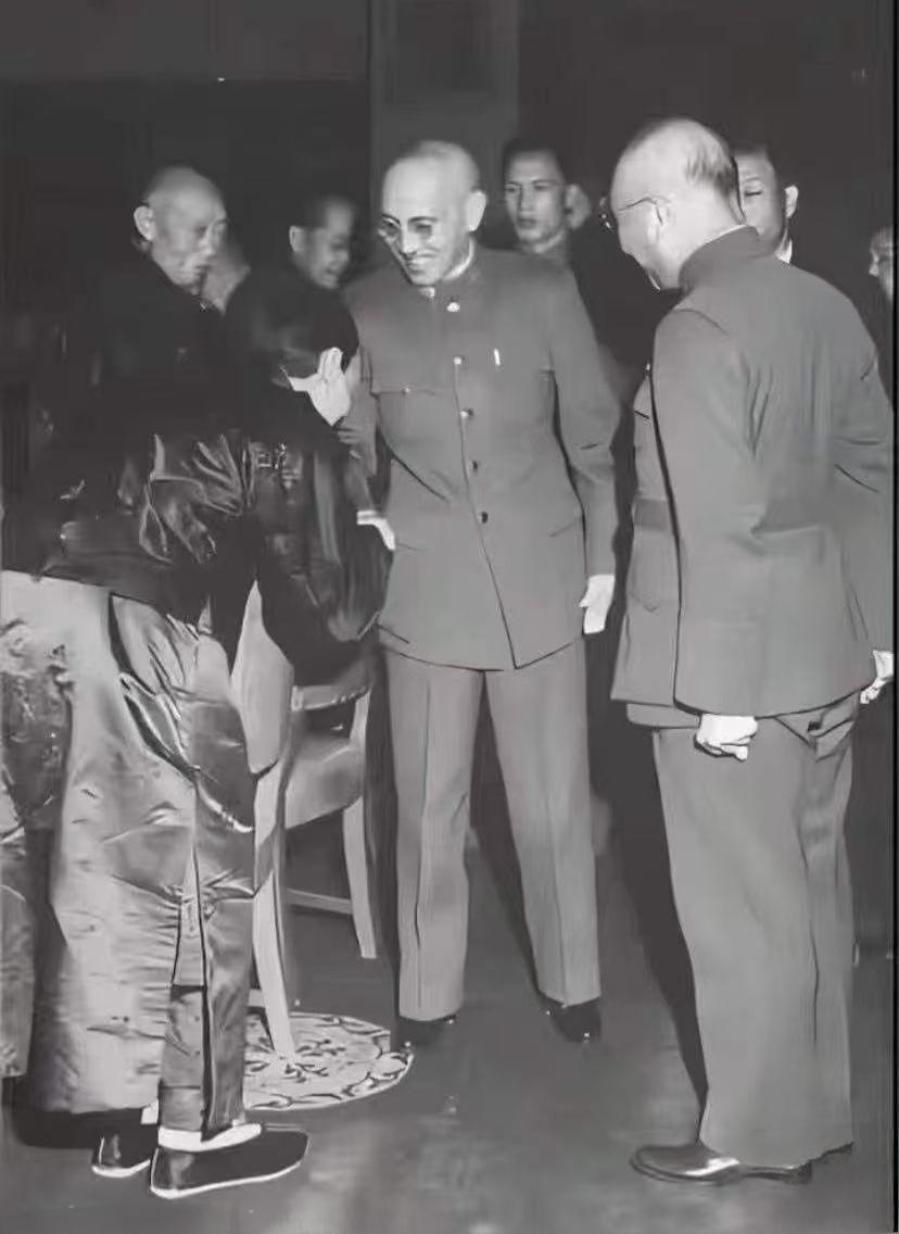 回顾时光老照片这是一张杜月笙与蒋介石握手的老照片，不少人耻笑杜月笙见了权贵后的卑